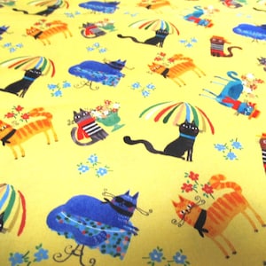 Peut inclure: Tissu jaune vif orné d'un motif répétitif de chats fantaisistes. Les chats sont représentés dans diverses poses, certains avec des parapluies, des chapeaux et des compositions florales. Les chats sont noirs, orange et gris, avec des accents floraux bleus.
