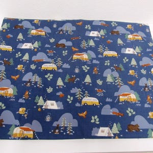Peut inclure: Tissu bleu marine avec un motif sur le thème du camping. Le motif comprend des camping-cars jaunes, des ours bruns, des tentes blanches, des arbres et des nuages. Idéal pour la couture ou la décoration intérieure.