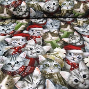 Pode incluir: Tecido com um padrão repetido de gatos adoráveis. Os gatos são retratados com marcas tigradas cinzentas e castanhas, usando acessórios festivos como chapéus de Pai Natal vermelhos, cachecóis e chapéus. O design geral é uma impressão alegre com tema de feriado.