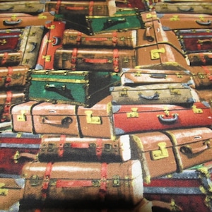 Pode incluir: Um padrão de tecido com um design repetitivo de malas vintage em várias cores e tamanhos. As malas estão empilhadas e dispostas em um padrão aleatório. O tecido é perfeito para projetos de artesanato, acolchoado e decoração de casa.