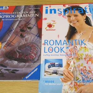 Könnte beinhalten: Zwei Zeitschriften über Sticken und Nähen. Die Zeitschrift links ist blau und zeigt ein herzförmiges Kissen mit Blumenstickerei. Die Zeitschrift rechts ist blau und weiß und zeigt eine Frau in einem Blumenkleid. Der Zeitschriftentitel lautet "inspiration" und der Text "ROMANTIK LOOK" steht unter dem Titel.