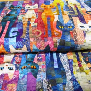 Puede incluir: Un juego de tres cuencos apilables de cerámica en tonos azules, verdes y blancos. Los cuencos presentan un esmalte moteado y un diseño sencillo y moderno. El cuenco más grande mide unos 15 cm de diámetro.