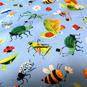 Op de afbeelding: Lichtblauwe stof met een grillig insectenpatroon. Het ontwerp toont verschillende cartoon insecten, waaronder bijen, lieveheersbeestjes en sprinkhanen, met paraplu's en hoge hoeden. Witte bloemen zijn verspreid over het ontwerp.