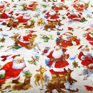Könnte beinhalten: Ein weißer Stoff mit einem sich wiederholenden Muster von Weihnachtsmannfiguren in rot-weißen Anzügen. Die Weihnachtsmänner halten Geschenke, reiten auf Rentieren und interagieren mit Waldtieren wie Rehen, Eichhörnchen und Vögeln. Der Stoff hat ein festliches Weihnachtsthema.