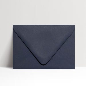 Puede incluir: Un sobre azul oscuro con una solapa puntiaguda.