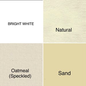 Puede incluir: Una paleta de colores con cuatro muestras de tela. Los colores est&aacute;n etiquetados como "Bright White", "Natural", "Oatmeal (Speckled)" y "Sand". Las muestras muestran variaciones de tonos blancos, crema y beige, mostrando diferentes texturas.