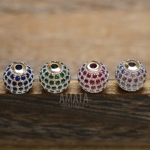 Bola redonda de plata con micropavé de circonitas cúbicas, rosa, verde, azul y morado, con circonita cúbica Shamballa.