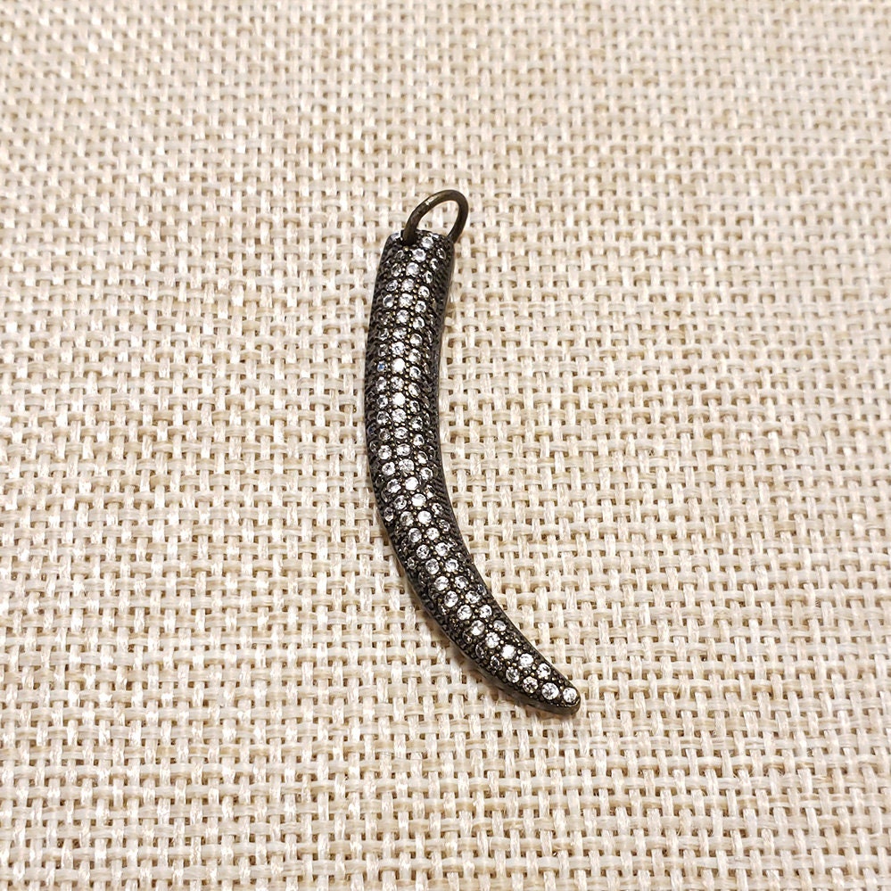 ナッシュ perruche a moustaches sur branche ピアス Small porcelain whiskered parakeet hoop earrings. – NACH BIJOUX
