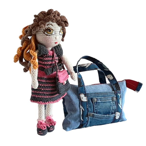 Poupée au crochet avec ses vêtements, Poupée amigurumi avec son sac plein de vêtements, Poupée faite main et vêtements cadeau petite fille