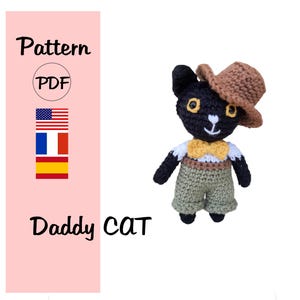 Puede incluir: Patrón de crochet para un gato negro con un sombrero marrón y una pajarita amarilla. El patrón está disponible en formato PDF e incluye instrucciones en inglés, francés y español. El patrón se llama "Daddy Cat".
