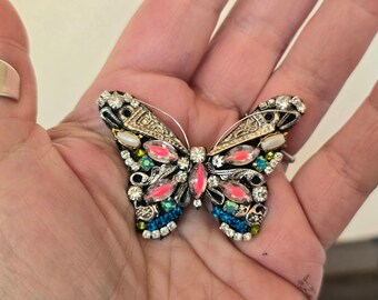 Delicado broche de mariposa con joyas vintage muy detallado creado a partir de marcasita reutilizada, perlas y pedrería arte ponible
