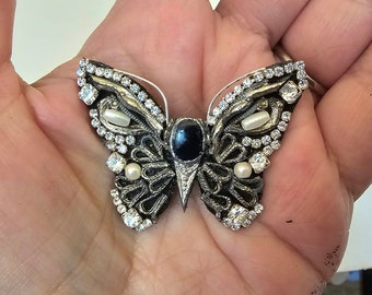 Delicado broche de mariposa con joyas vintage muy detallado creado a partir de ónix reutilizado Marcasite Pearl's & Rhinestones Wearable Art