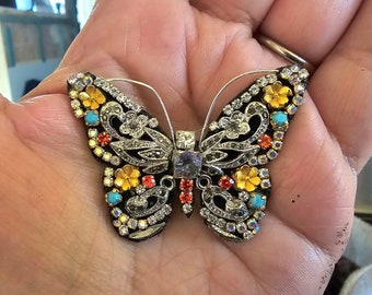 Delicado broche de mariposa con joyas vintage muy detallado creado a partir de marcasita reutilizada y arte ponible de pedrería
