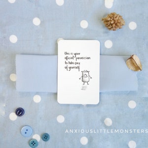 Tarjeta de billetera de cuidado personal "Permiso oficial para cuidarse a sí mismo" Mini impresión de arte calmante para aliviar la ansiedad, bienestar y cuidado personal
