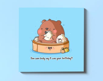 Op de afbeelding: Een bruine beer met een roze neus en een vrolijk gezicht zit in een stoommandje van bamboe met andere dumplings. De tekst "Dim sum-body say it was your birthday?" staat onder het stoommandje.
