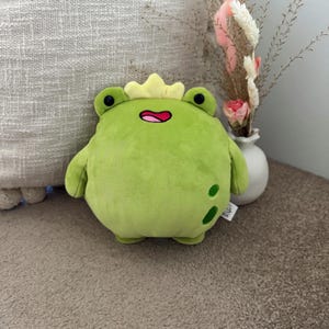 Crowned Frog Plush Toy – 20cm Full Size Kawaii Frog Stuffed Animal – Cute Frog Plushie Gift for Frog Lovers