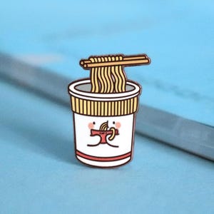 Coupe nouilles en émail | Pin&#39;s mignon Kawaii | Épingle à ramen en or rose | Épingle en émail dur | Épinglette, insigne d&#39;épinglette, insigne de nourriture réconfortante
