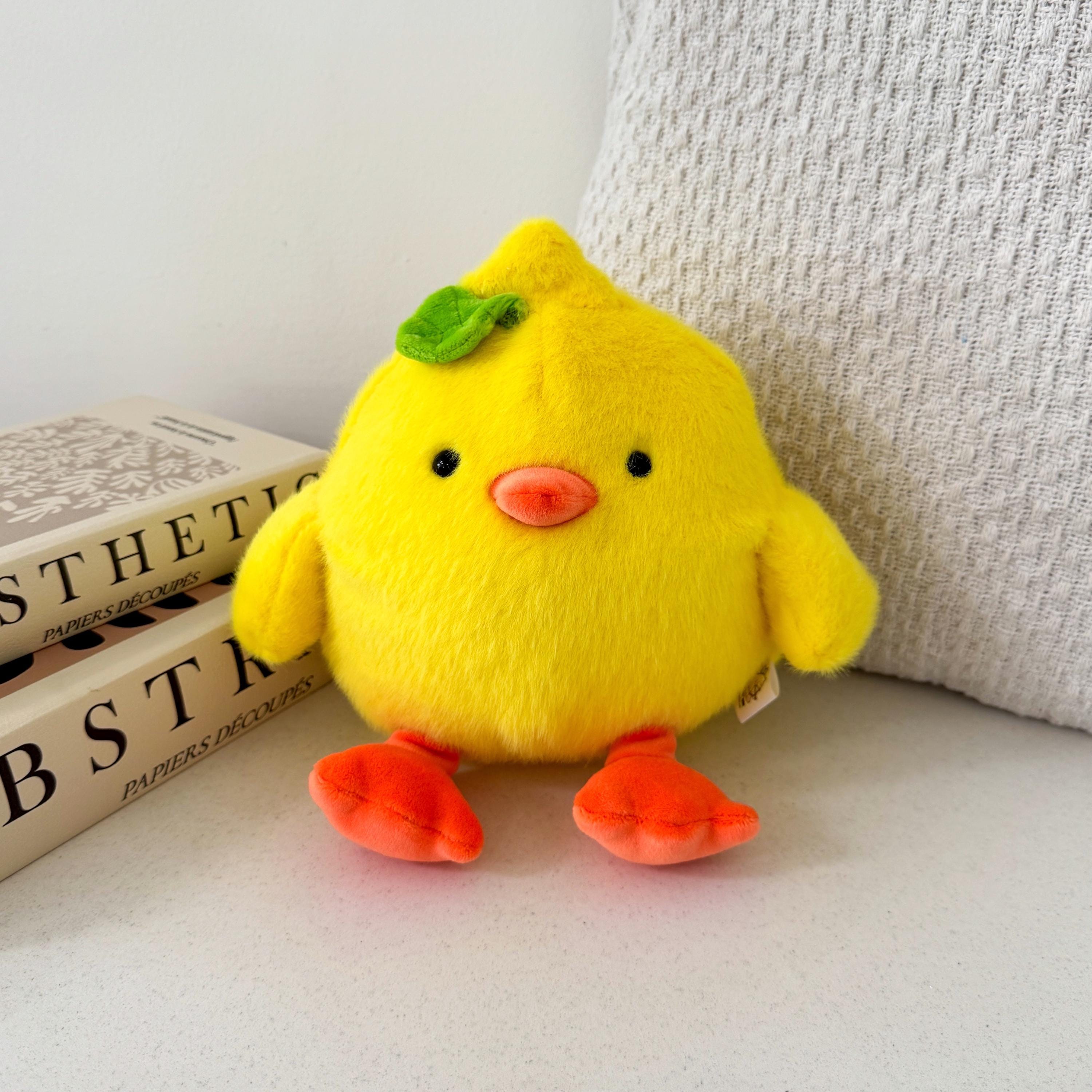ひよこのぬいぐるみ – 葉っぱの帽子とぶらぶらの脚がかわいい黄色の