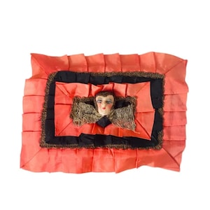 Art Deco Taschentuch Seidenetui Boudoir Puppe Lady Head mit Metallic Lame' Spitzenbesatz 1920er Jahre