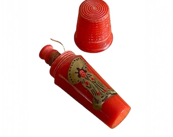Complemento di ditale in celluloide Art Déco / Astuccio da cucito con figura di geisha, circa 1930