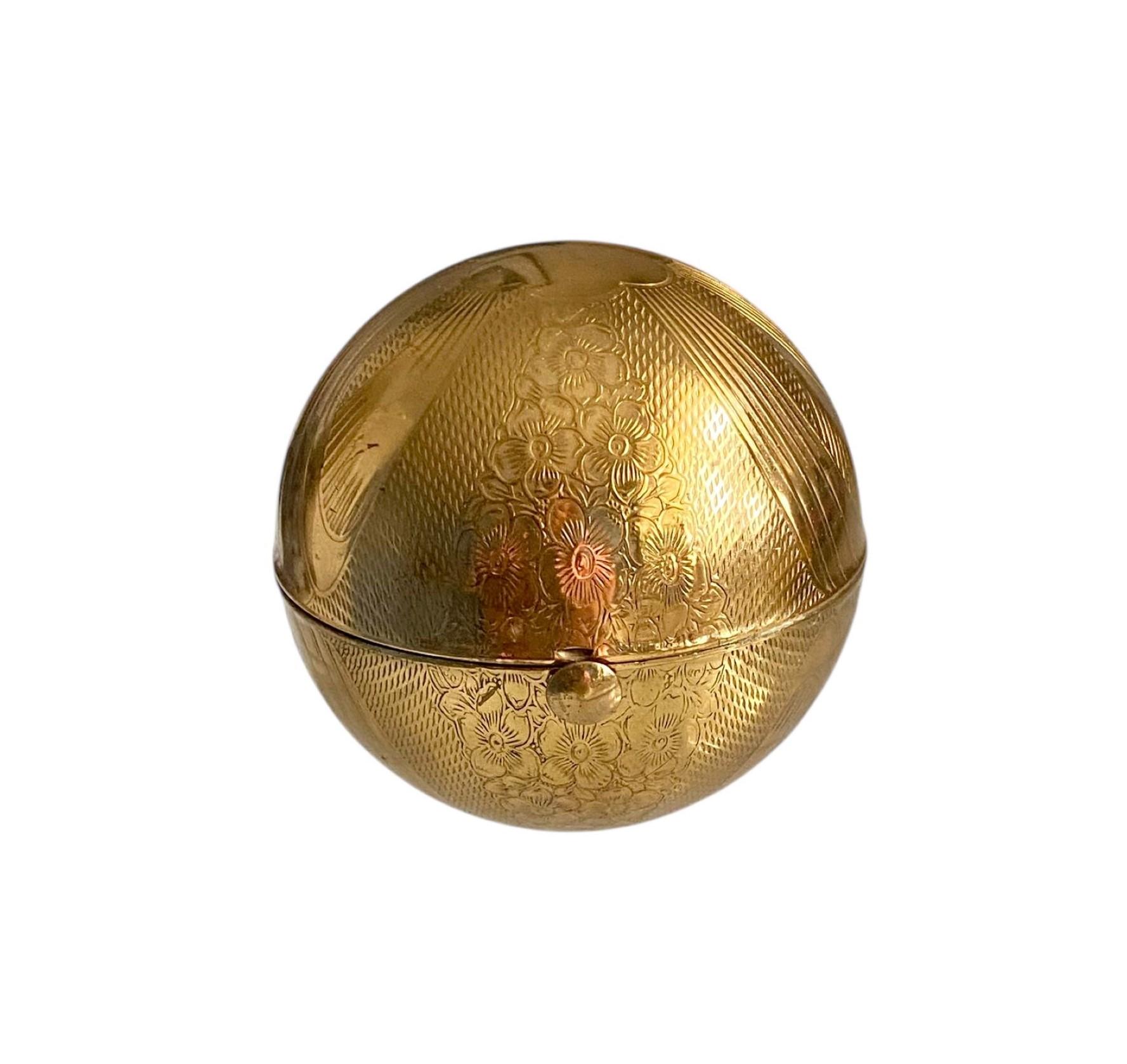 Vintage Pygmalion Globe Shaped Figural Powder Compact circa 1950