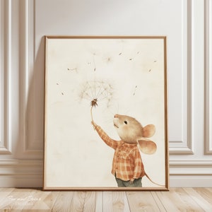Op de afbeelding: Een aquarel-illustratie van een bruine muis die een geruit overhemd en een blauwe spijkerbroek draagt, blazend op een paardenbloem met witte zaden die in de lucht zweven.