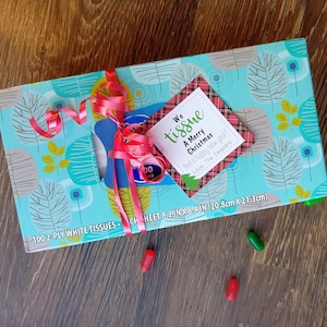 Tejimos etiquetas de regalo impresas con Feliz Navidad para el vecino
