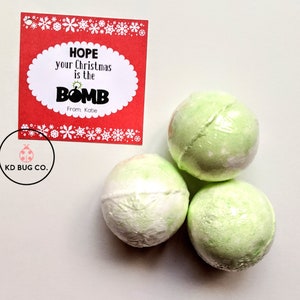 Espero que tu Navidad sea la bomba: etiqueta de regalo navideña con bomba de baño impresa