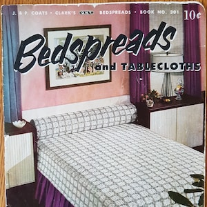 Puede incluir: Una portada de libro vintage para colchas y manteles. La portada presenta una foto de una cama con una colcha de ganchillo y una falda de cama de color morado. El texto de la portada dice "Bedspreads and Tablecloths" y "New Designs in the Modern Trend".