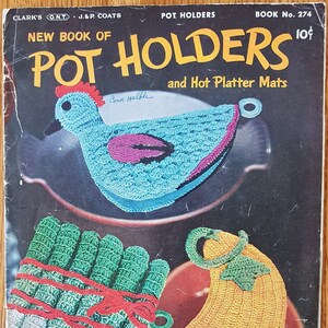 Könnte beinhalten: Ein Vintage-Buchcover mit Häkelmustern für Topflappen und Untersetzer. Das Cover zeigt drei gehäkelte Designs: einen blauen Vogel, ein grünes und weißes Bündel und eine gelbe Aubergine. Der Titel lautet "Neues Buch mit Topflappen und Untersetzern".