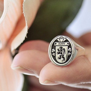 Familjevapenring: Personligt vapensköld i sterlingsilver