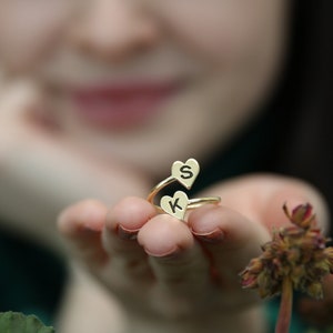 Personlig initialring i sterlingsilver: Eleganta hjärtformade staplingssmycken