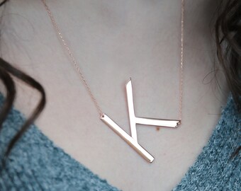 Halsband med initialer i sidled - Stort bokstavshalsband - Stort initialhalsband - Monogramhalsband - Brudtärnegåvor