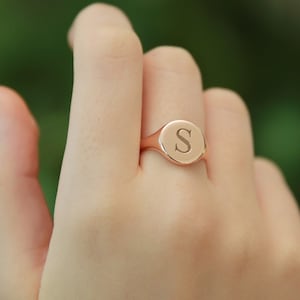 Initial Signet Ring-Personalized Signet Ring-Initial Signet Ring-Letter Signet Ring-Personalized Jewelry-Signet Ring-Round Ring Jewelry-