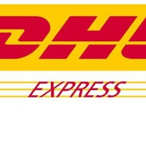 Puede incluir: El logotipo de DHL Express presenta las letras DHL en rojo sobre un fondo amarillo con tres rayas amarillas arriba y debajo de las letras. La palabra "EXPRESS" está escrita en rojo debajo del logotipo de DHL.