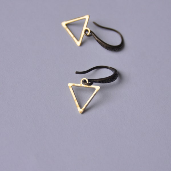 Boucles d'oreilles or en laiton en forme de petit triangle, bijou géométrique, cadeau pour elle à moins de 25,