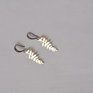Boucles d'oreilles couleur または en laiton et cuivre en forme de fougère、fait à la main、cadeau pour elle