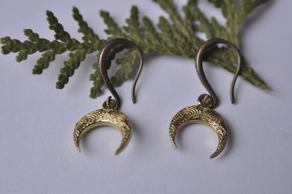 Boucles d'oreilles couleur or en laiton en forme de lune, cadeau pour elle, style minimaliste, bijou art déco,