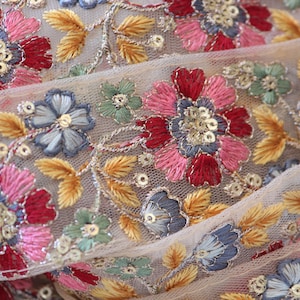 1 yard-Ruban de broderie de fil floral jaune rouge rose sur tissu en maille-Rose rose, rouge, jaune, gris et bleu poussiéreux-/arc/sequins faits saillants