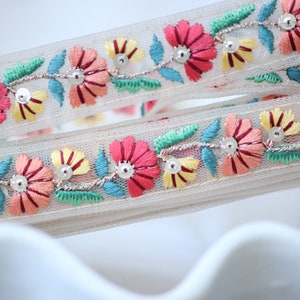 1 mètre-Ruban de broderie de fil floral rouge et rose pêche sur tissu en maille-rose pêche, rouge, bleu aqua jaune, reflets verts-sequins
