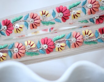 1 mètre-Ruban de broderie de fil floral rouge et rose pêche sur tissu en maille-rose pêche, rouge, bleu aqua jaune, reflets verts-sequins