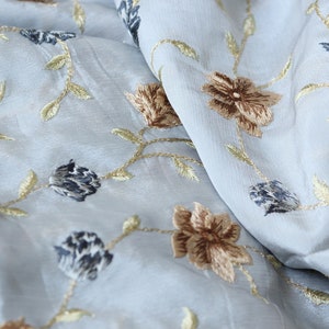 Tissu gris demi-cour colombe avec broderie brune -broderie florale sur tissu en mousseline de satin-broderie florale indienne