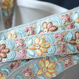 1 mètre-Ruban de broderie de fil floral gris pastel sur tissu gris dupioni-broderie de fil orange, pêche, marron, rose, jaune et bleu