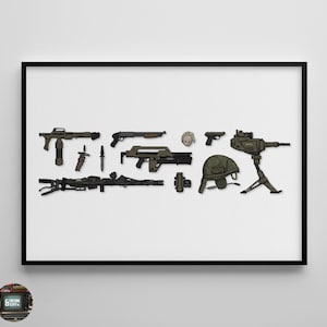 Puede incluir: Impresión enmarcada con ilustraciones de armas y equipo militar. La obra de arte incluye varias armas de fuego, un casco y una ametralladora montada, todo sobre un fondo blanco.