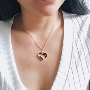 Collar con colgante de corazón de arcoíris esmaltado - Cadena dorada