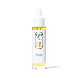 Puede incluir: Botella blanca con cuentagotas, llena de aceite amarillo. La etiqueta presenta un símbolo de ojo azul y las letras doradas "RA". Debajo, el texto dice "Desert Date Oil Serum" y "30 ml".