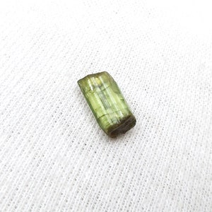 Rzadki naturalny turmalin kociego oka w kolorze oliwkowo-zielonym 2,65 Cts 4,90x10,50 mm