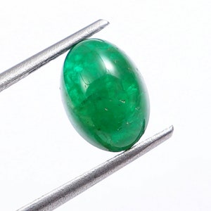Un gran cabujón de esmeralda natural verde y verde claro de 2,55 cts con maravillosos diseños naturales cuando lo miras desde diferentes ángulos.