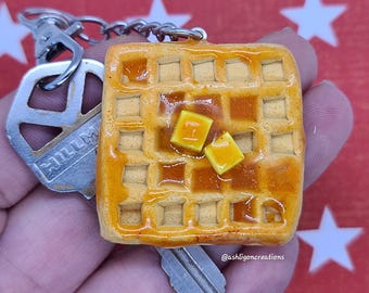 Llavero de gofre de arcilla polimérica hecho a mano: Regalo para amantes de la gastronomía