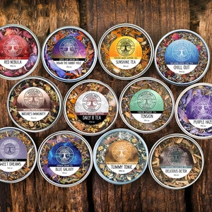 Pode incluir: Doze latas redondas de metal contendo misturas de chá de folhas soltas. Cada lata tem um rótulo colorido com um logotipo de árvore e o nome da mistura de chá. As misturas de chá incluem: Red Nebula, Down the Rabbit Hole, Sunshine Tea, Chill Out, Nature's Immunity, Daily B Tea, Tension, Purple Haze, Sweet Dreams, Blue Galaxy, Tummy Tonic e Delicious Detox.